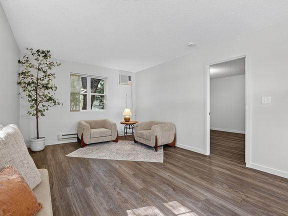 5th image of 102 9th Ave NE