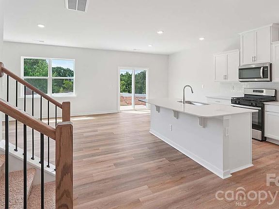 3rd image of 7 Piney Woods Rd