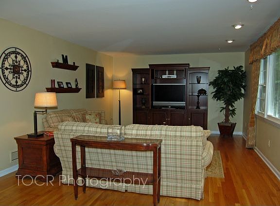 5th image of 758 Rolling Hill Dr