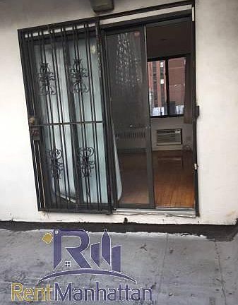 3rd image of 213 E 89th St