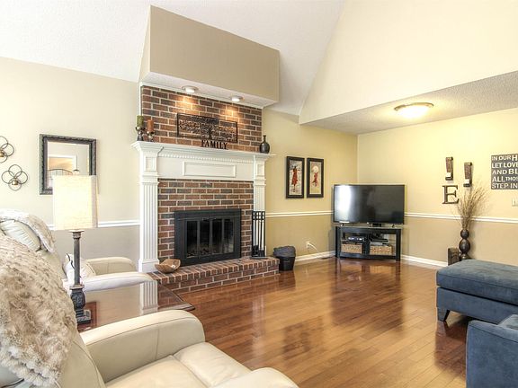 5th image of 2327 Crown Hill Dr