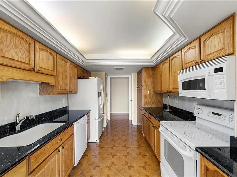 1111 N Gulfstream Ave #16C — Photo 17