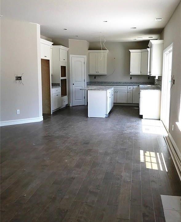 2nd image of 816 Corona Ln