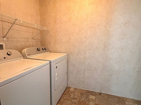 3rd image of 220 Lakeshore Cir
