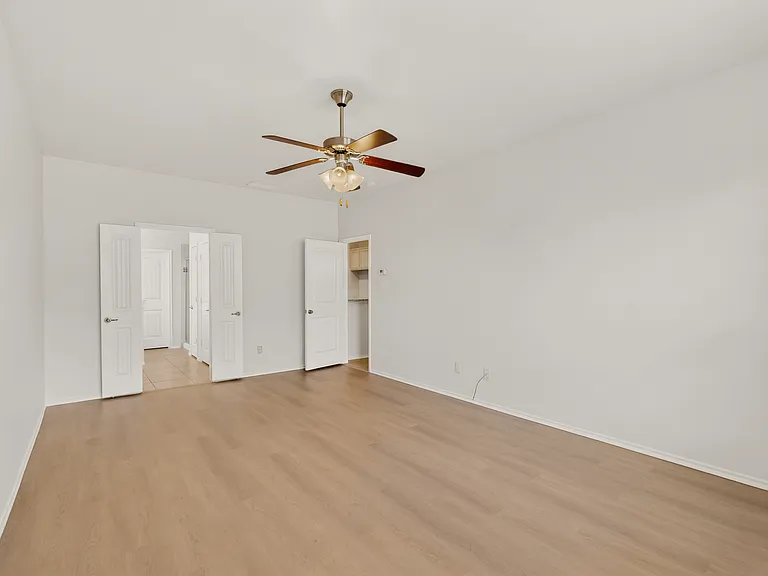 781 Lancashire Ln — Photo 4