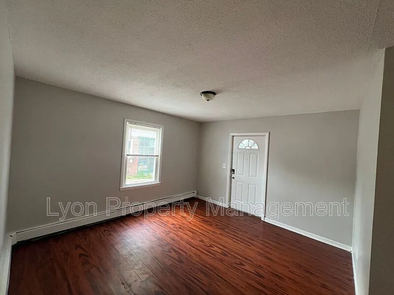 3 bed, 1.0 bath, $1,900 — Photo 4