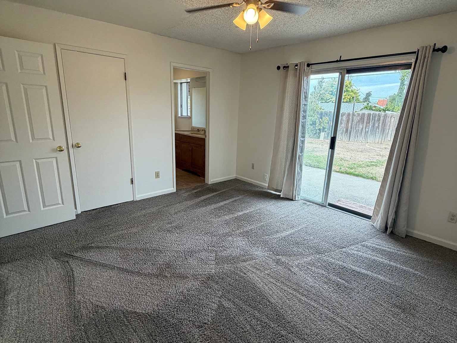 3 bed, 1198 sqft, $2,050 — Photo 4