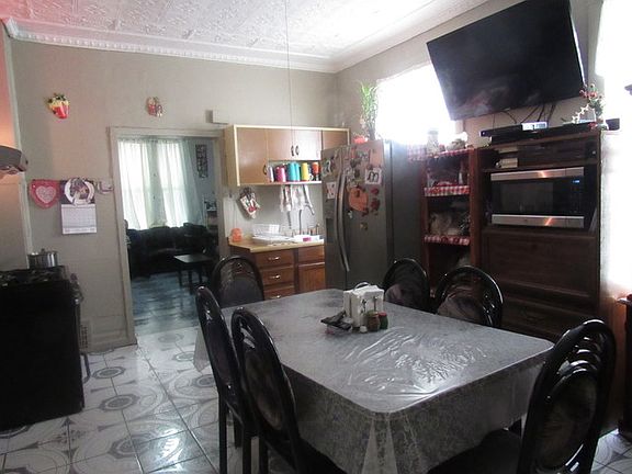 3rd image of 2840 N Sacramento Ave