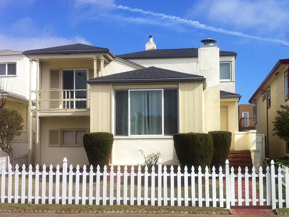 Beautiful detached tri-level 3-bedroom 2-bath house in Lakes