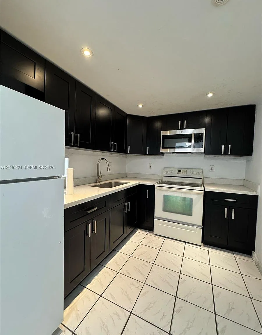 Westland Gardens Condo — Photo 1