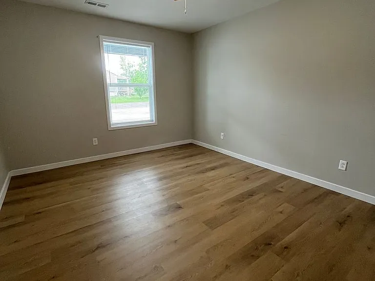 225-239 251 South Park — Photo 5