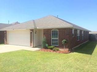 305 SW 43rd St, Moore, OK 73160