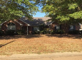 520 Golden Eagle Dr, Byram, MS 39272