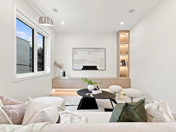 646 E 23rd Ave #3, Vancouver, BC V5V 1X8
