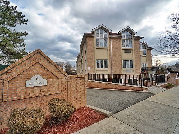 3rd image of 6 Arc Pl APT B4