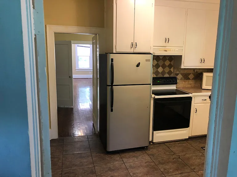 609 S Elm St — Photo 4