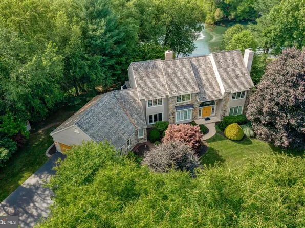 1220 Fieldstone Dr, West Chester, PA 19382