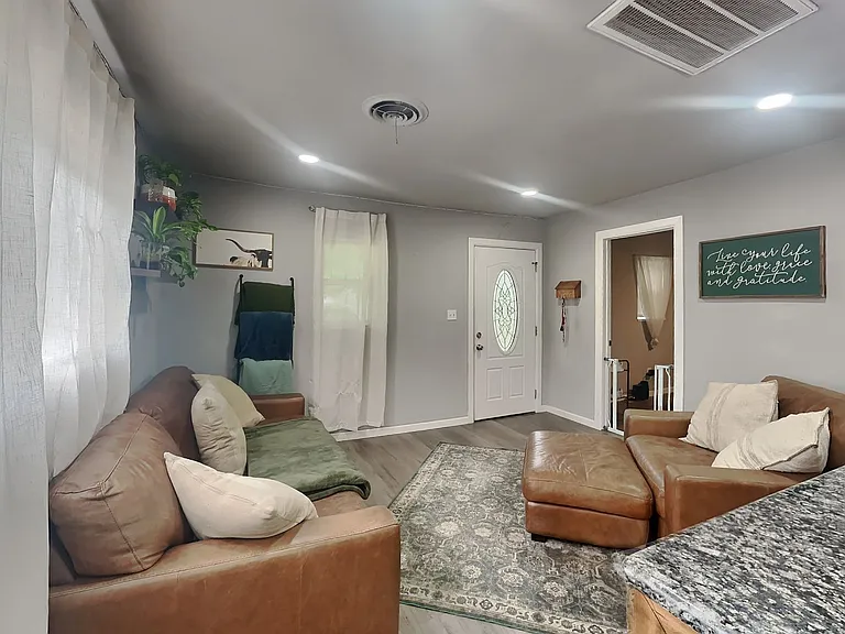 3025 Delaware Trl — Photo 4