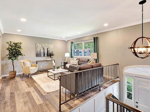 4th image of 628 N Valley Dr