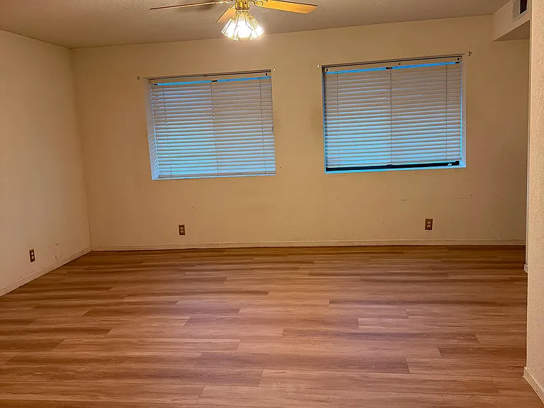 325 E Lancaster Dr — Photo 10
