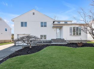 18 Circle Dr, Syosset, NY 11791