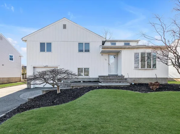 18 Circle Drive, Syosset, NY 11791