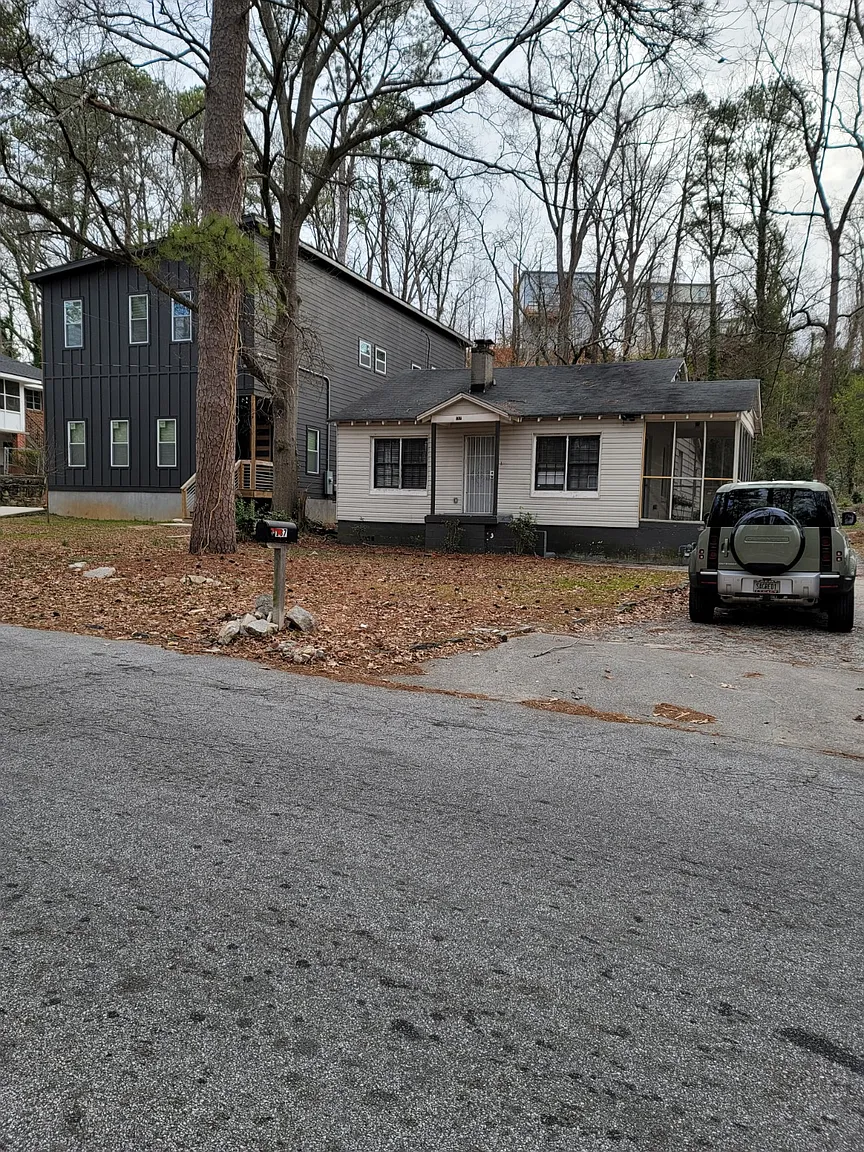 137 Holly Rd NW photo 1