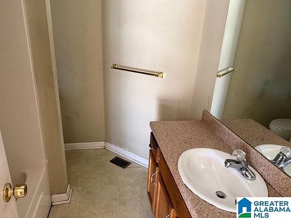 5th image of 610 Melinda Ln