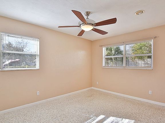4th image of 930 S Conrad Ave