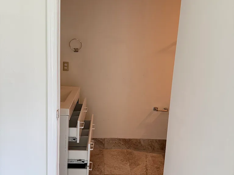 341 Kaye St — Photo 13