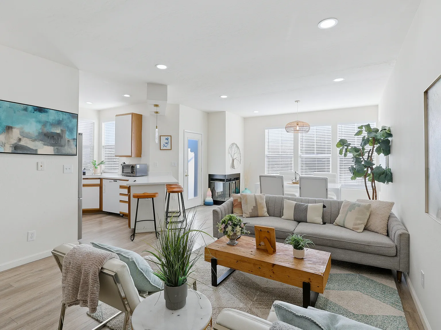 3 bed, 1550 sqft, $10,000 — Photo 1
