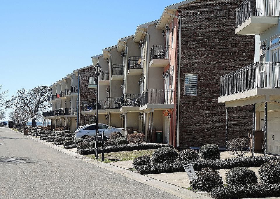 1st image of 18 Oak Alley Ln