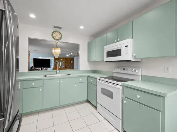 6127 RAINBOW Circle, Greenacres, FL 33463