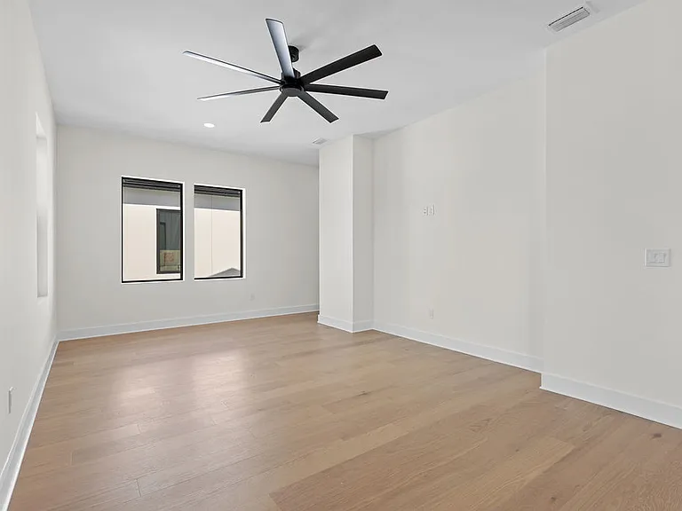 3202 W La Salle St — Photo 51