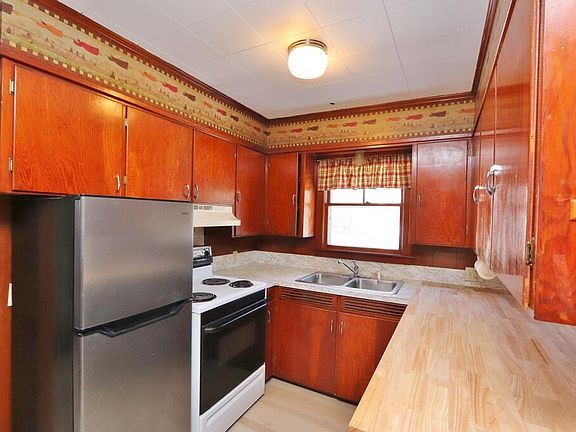 5th image of 418 Main Road S