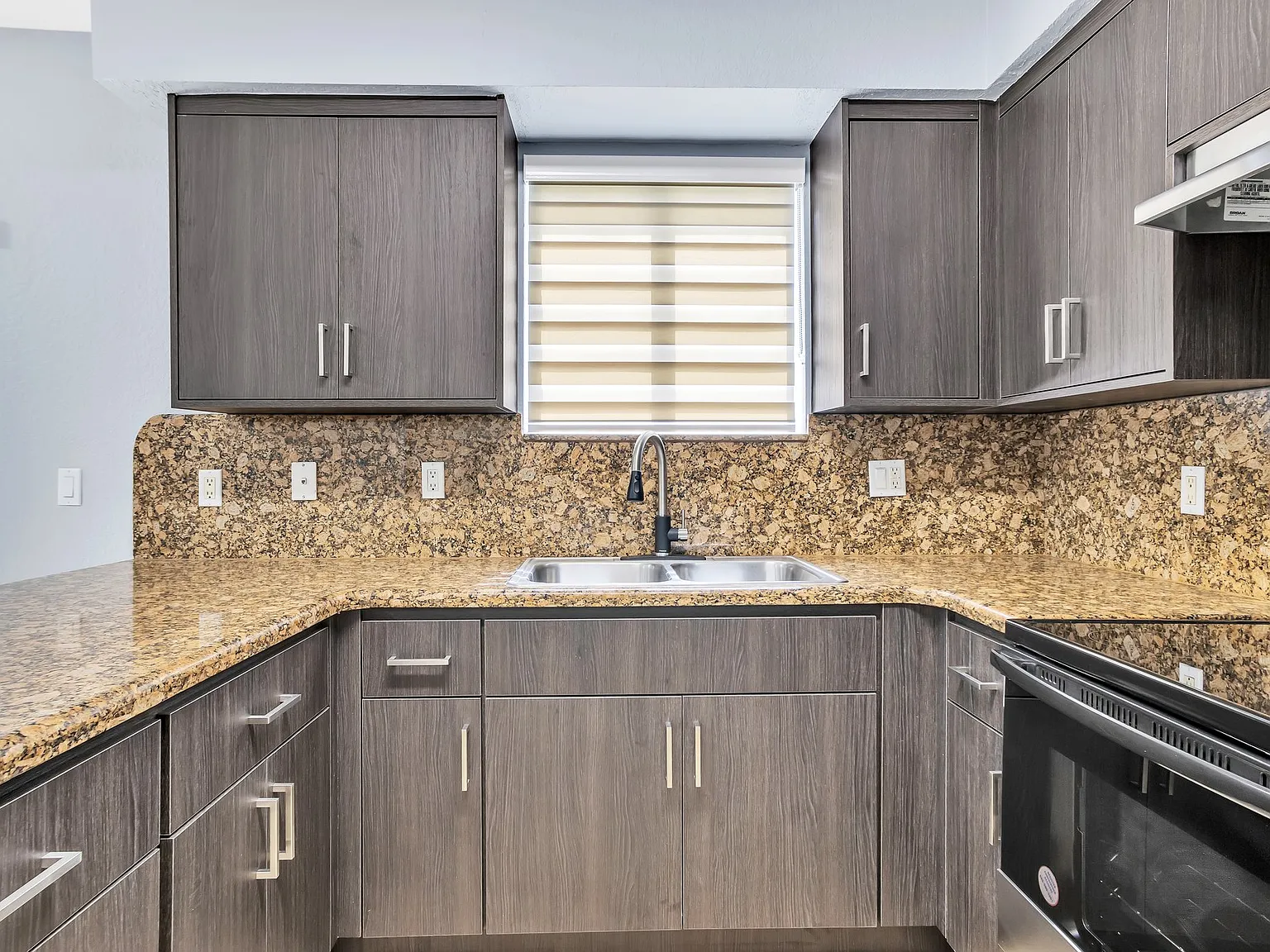3 bed, 1300 sqft, $2,500 — Photo 3