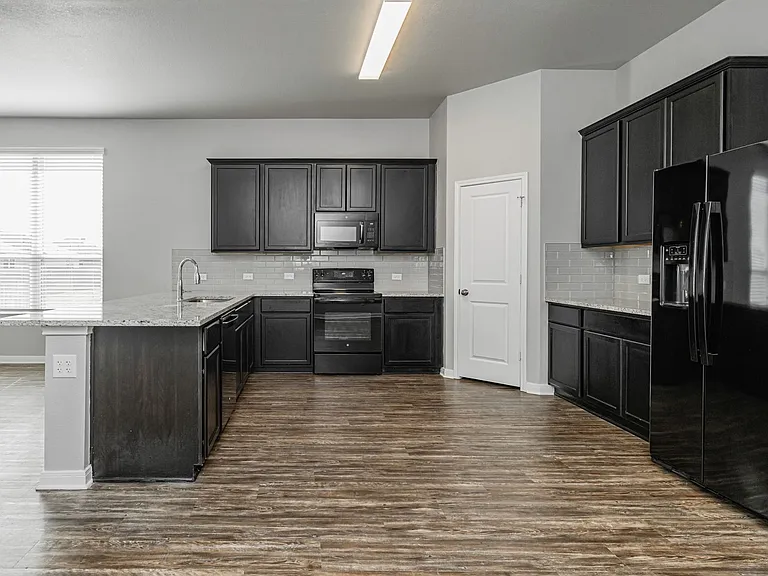 521 Fallbrook Dr — Photo 4