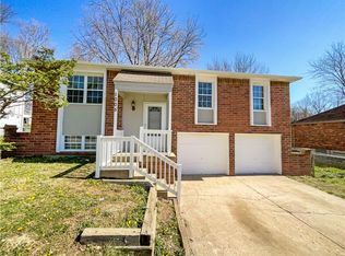 1005 NW Kingsridge Dr, Blue Springs, MO 64015