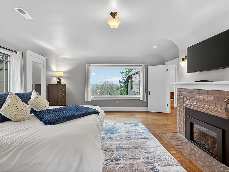 2028 NE Alameda Dr — Photo 4