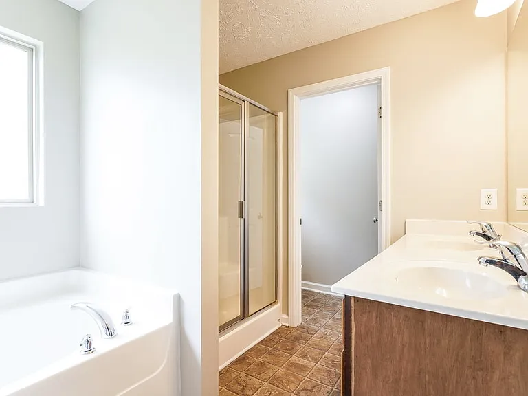 1096 Shire Dr — Photo 10