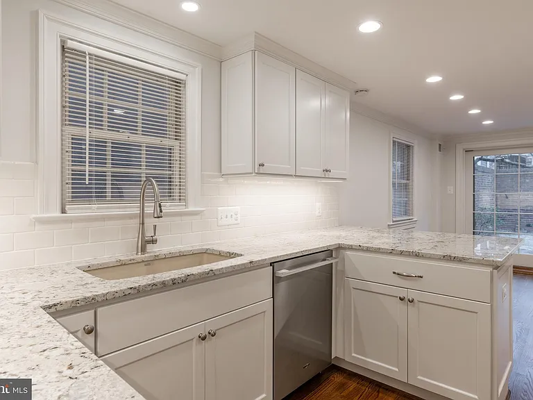 511 Wilkes St — Photo 8