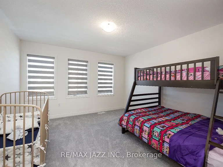 131 Courtney St — Photo 17