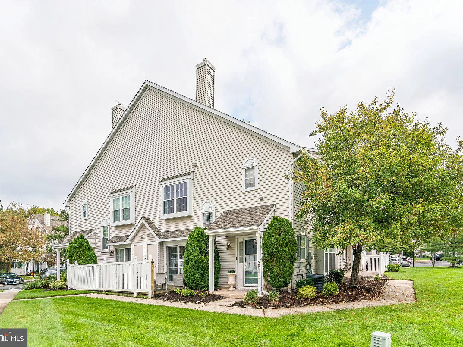 2 bed, 1.5 bath, 1384 sqft, $2,400 — Photo 1