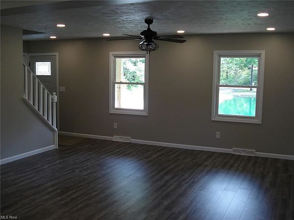 2nd image of 813 S Broadway