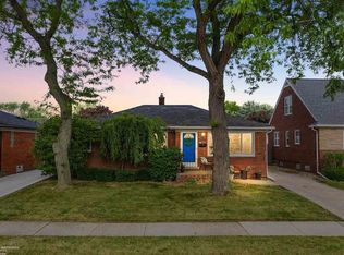 22425 Carolina St, Saint Clair Shores, MI 48080