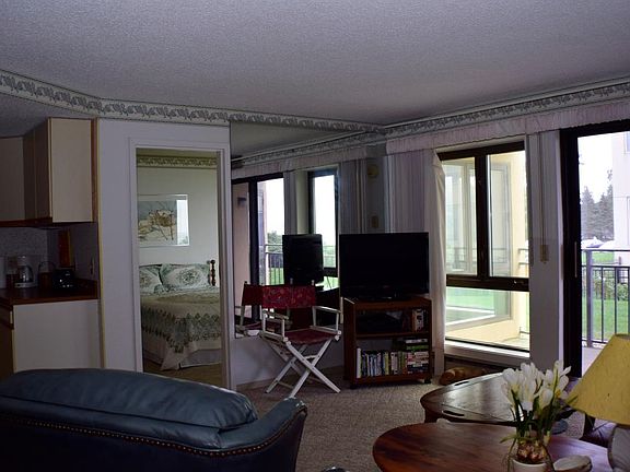 4th image of 205 E Grand Ave APT 1B