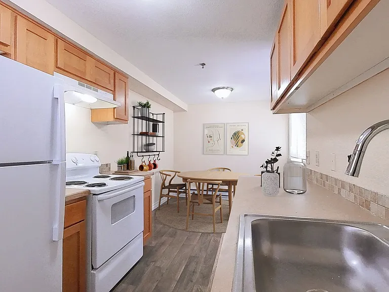 Water's Edge Apartments — Photo 3