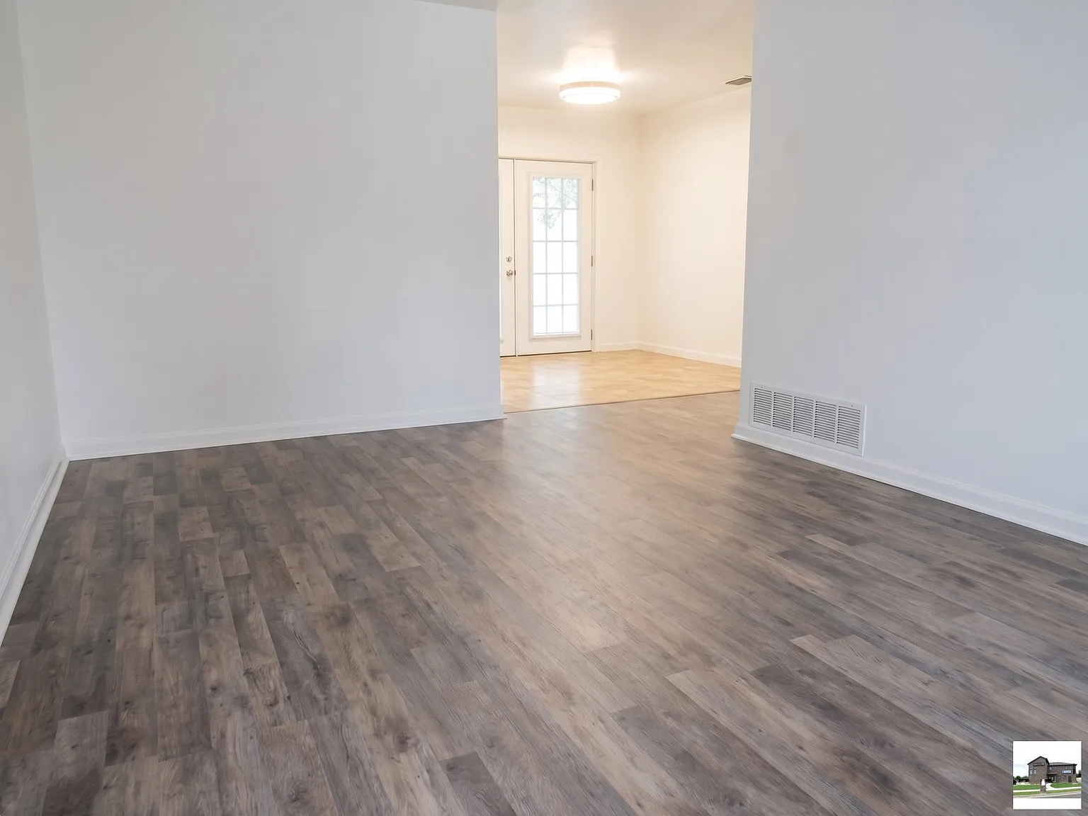 3 bed, 1.5 bath, 1043 sqft, $1,100 — Photo 3