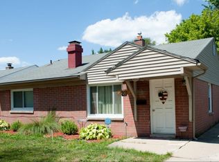 28546 N Clements Cir, Livonia, MI