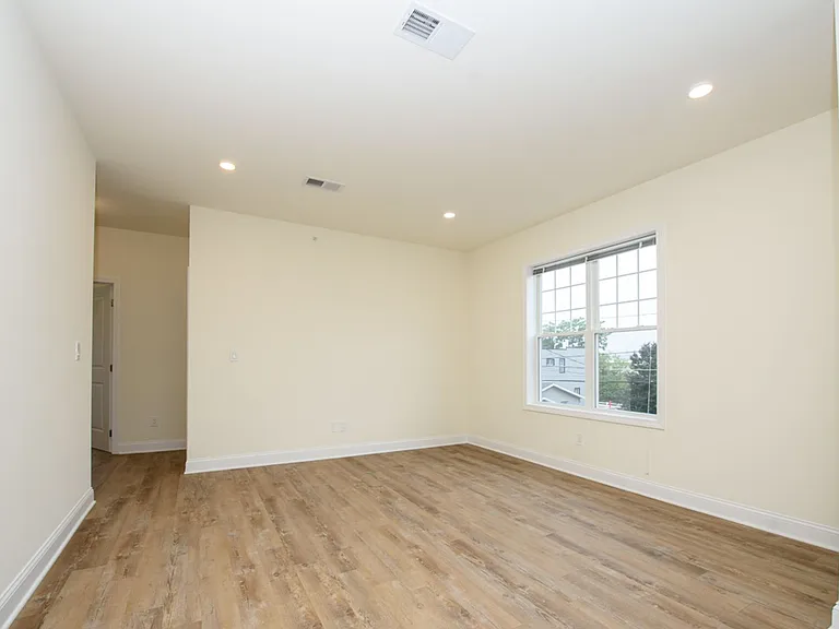 1040 Broadway #201 — Photo 9